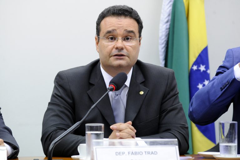 Deputado Fábio Trad fala ao microfone