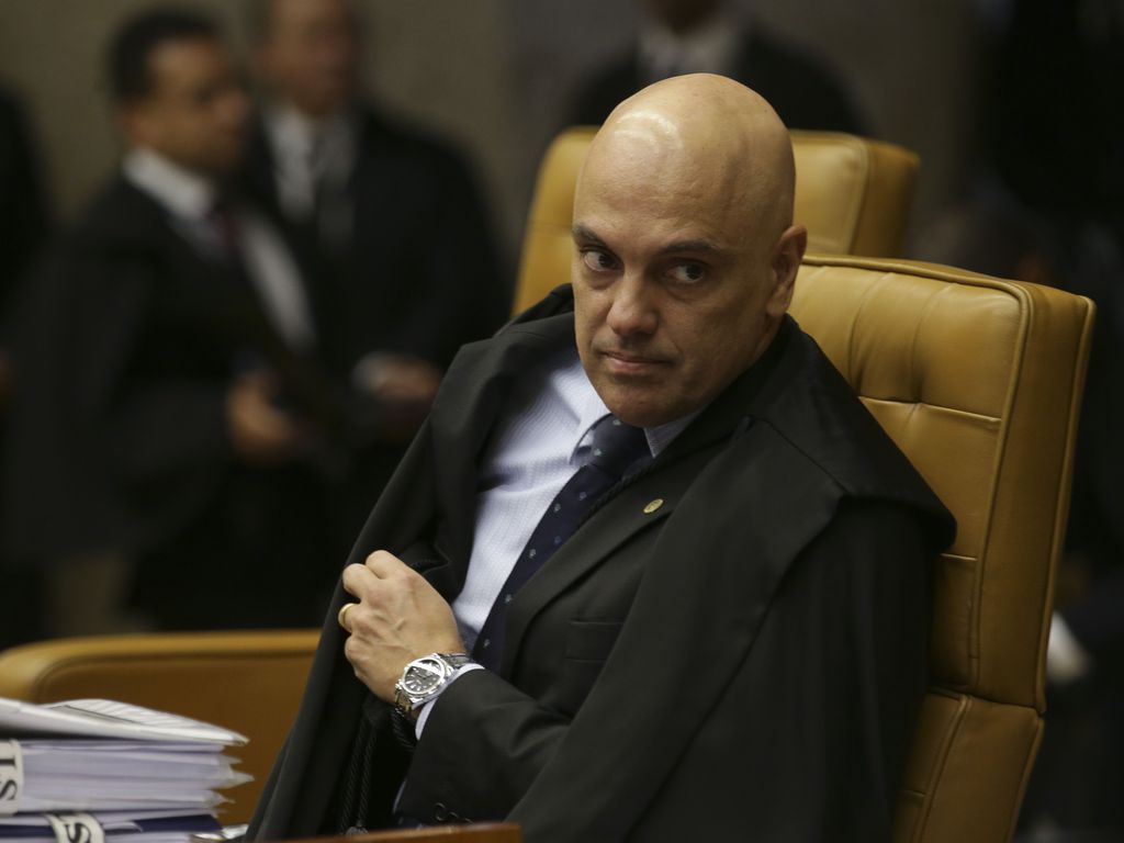 Alexandre de Moraes é um homem branco e careca; na foto ele veste terno preto.