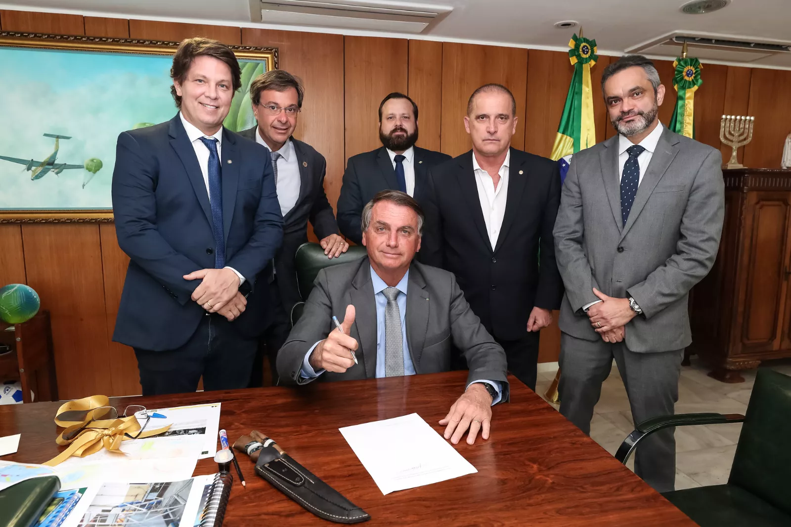 Ed_Capa_Bolsonaro_assinatura PL_Projeto de Bolsonaro cria faroeste digital