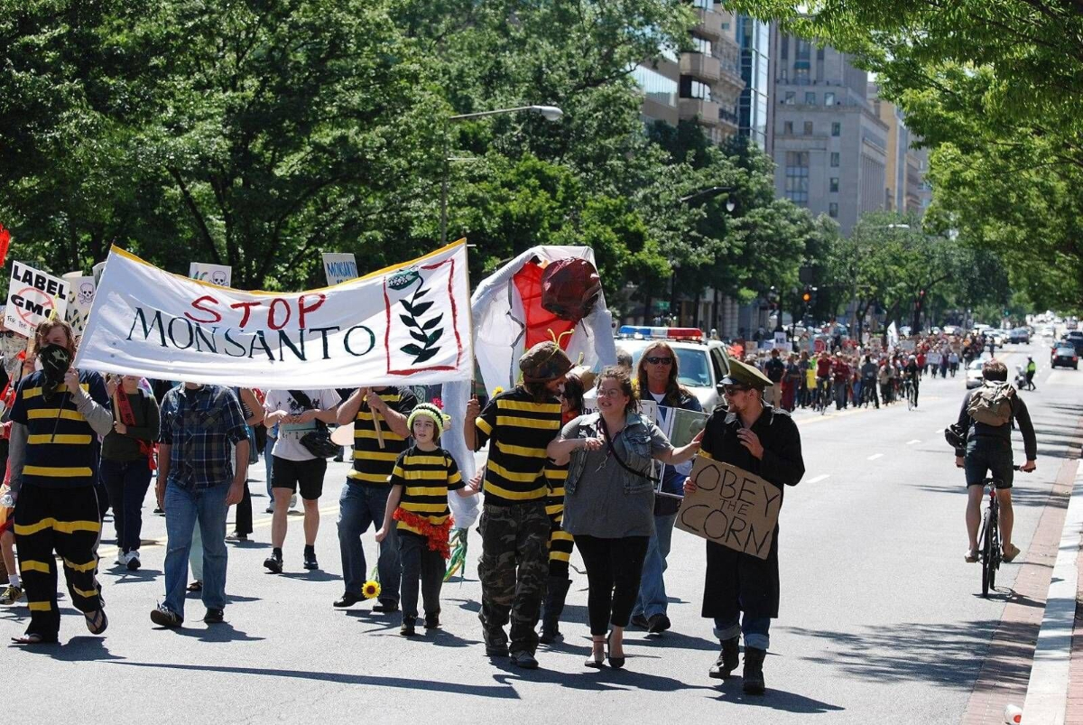 Manifestantes protestam contra a Bayer durante passeata