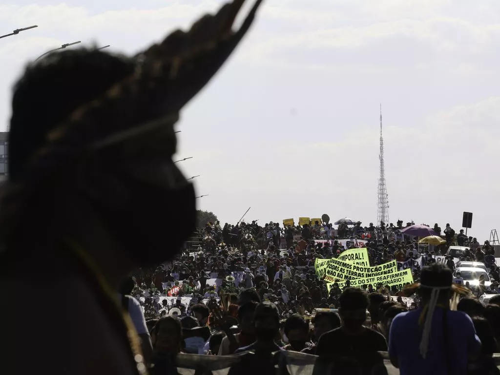 Uma multidão de indígenas protesta em frente ao STF