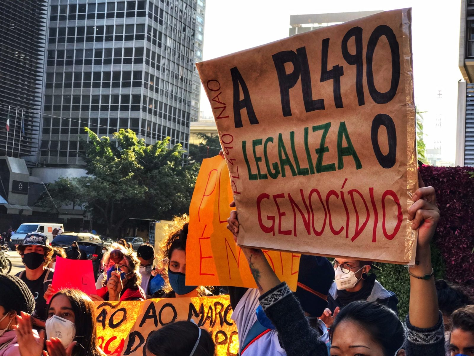 Manifestante segura um cartaz com os seguintes dizeres: "A PL490 legaliza o genocídio"