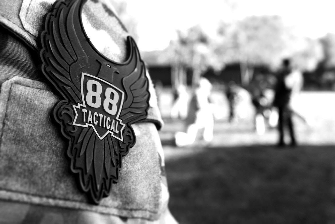 Na imagem, o logo da 88 Tactical, uma águia vermelha que carrega no peito um distintivo com o número 88