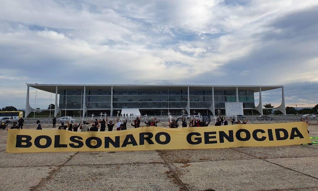 Em frente ao Palácio do Planalto, manifestantes chamam Bolsonaro de genocida em faixa amarela estendida