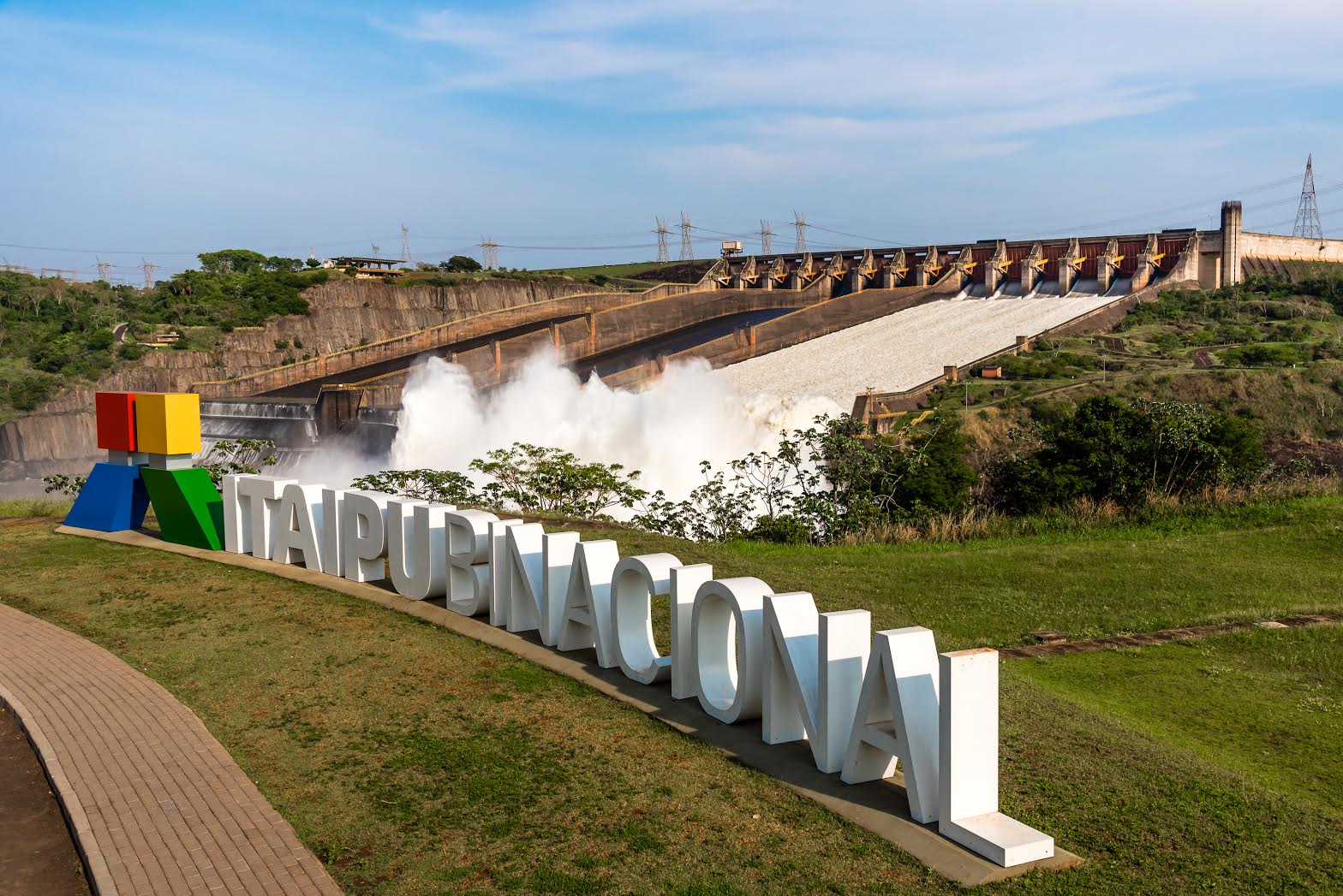 Imagem mostra comportas do vertedouro da Usina de Itaipu, que estão abertas para escoar o excesso de água