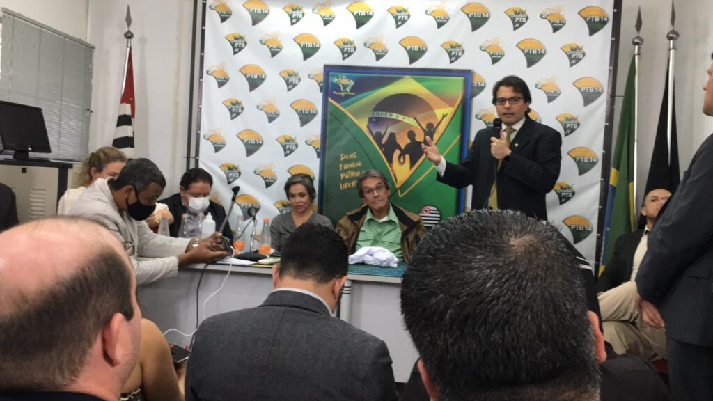 Na foto, Fakhoury discursa em meio a evento do PTB, junto a outros homens