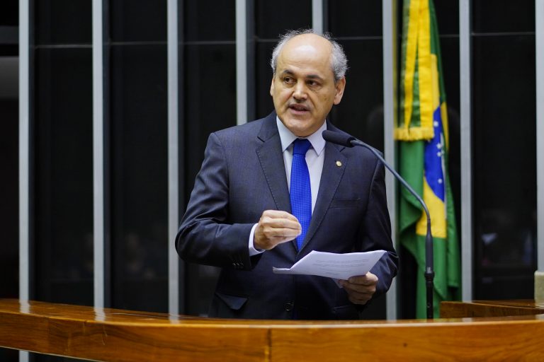 Deputado Gustavo Fruet discursa no Plenário da Câmara