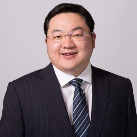 Acusado de um esquema de desvio de bilhões de dólares de um fundo de investimento público, Jho Low está foragido atualmente