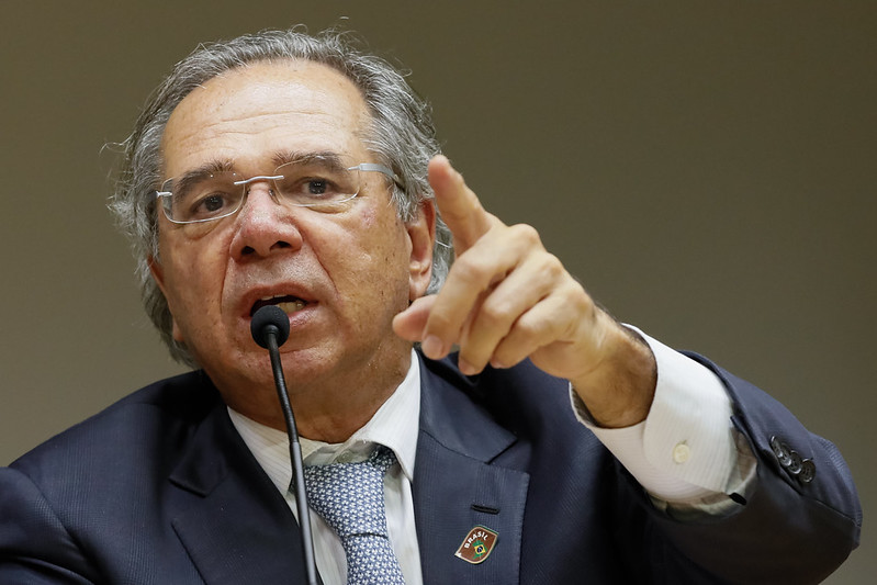 Em 2014, o ministro da Economia Paulo Guedes criou ​​a empresa Dreadnoughts International Group nas Ilhas Virgens Britânicas, um conhecido Paraíso Fiscal