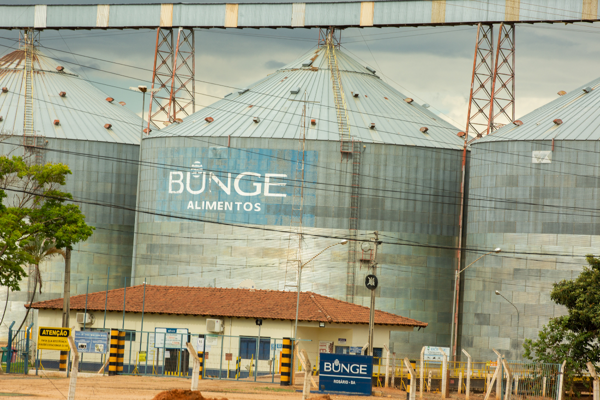 Silos de armazenamento da holandesa Bunge em no cerrado baiano