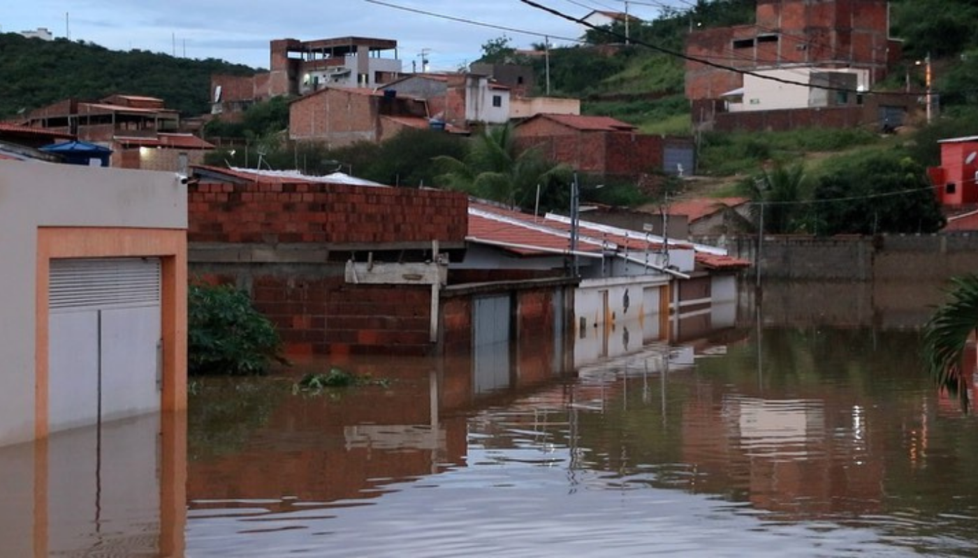 Área periférica alagada em Jequié, na Bahia, durante as fortes chuvas que estão ocorrendo no estado