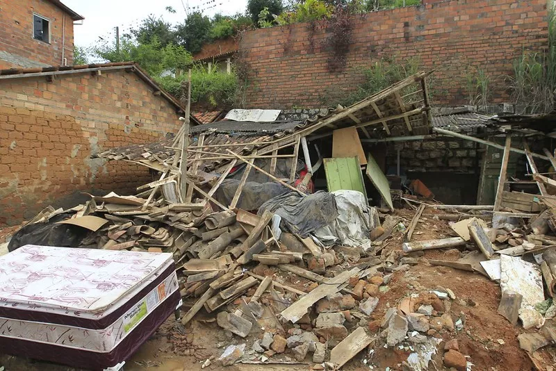 Casa desabada graças à mudanças no clima e chuvas intensas no estado da Bahia