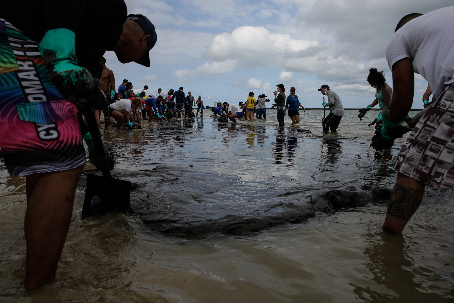 Óleo estacionado na praia mostra o tamanho do crime ambiental nas praias do Nordeste