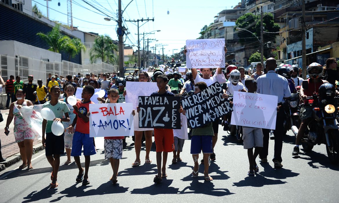 Moradores do Complexo do Alemão fazem protesto pacífico pedindo paz na comunidade e justiça pela morte do menino Eduardo de Jesus, 10 anos, atingido por uma bala perdida