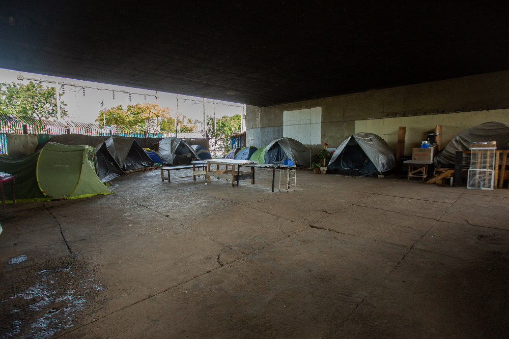 Barracas de moradores em situação de rua ocupam área debaixo de viaduto