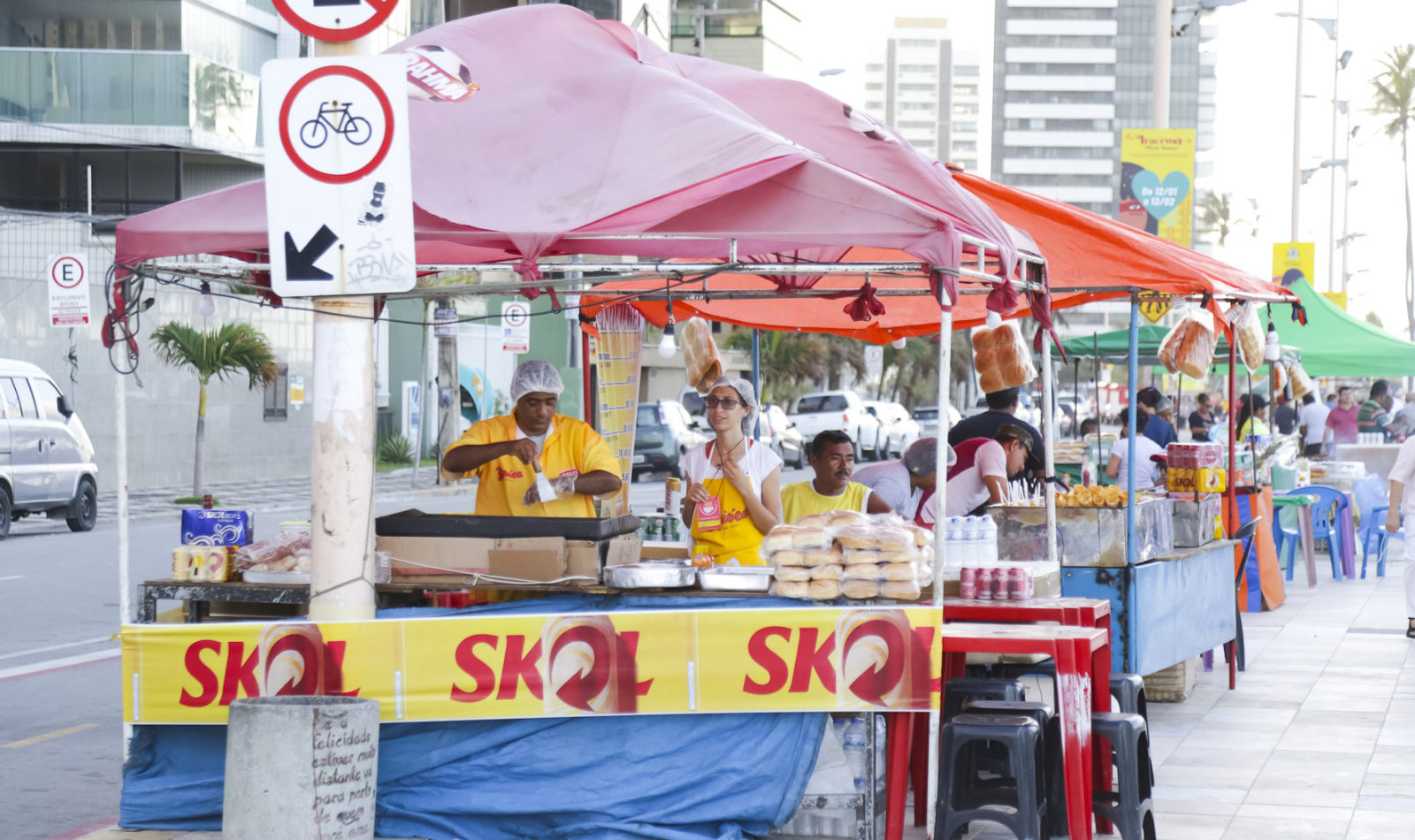 Imagem mostra ambulantes em meio a bloco de carnaval