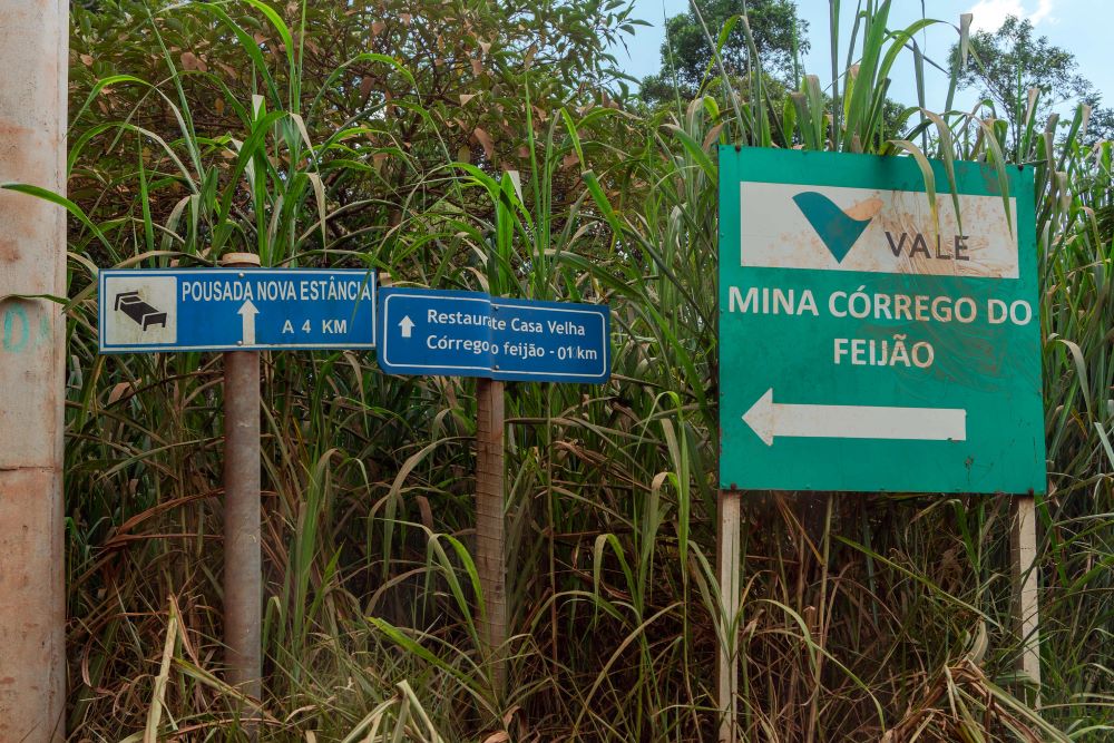 Imagem mostra placa de sinalização da entrada da barragem de Brumadinho, da Vale