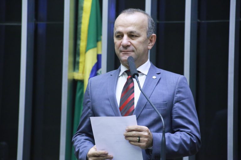 Deputado Helder Salomão discursa no Plenário da Câmara. Ele usa um terno cinza e segura um papel