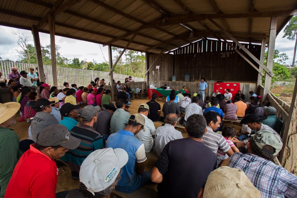 Moradores do Acampamento Divino Pai Eterno em reunião