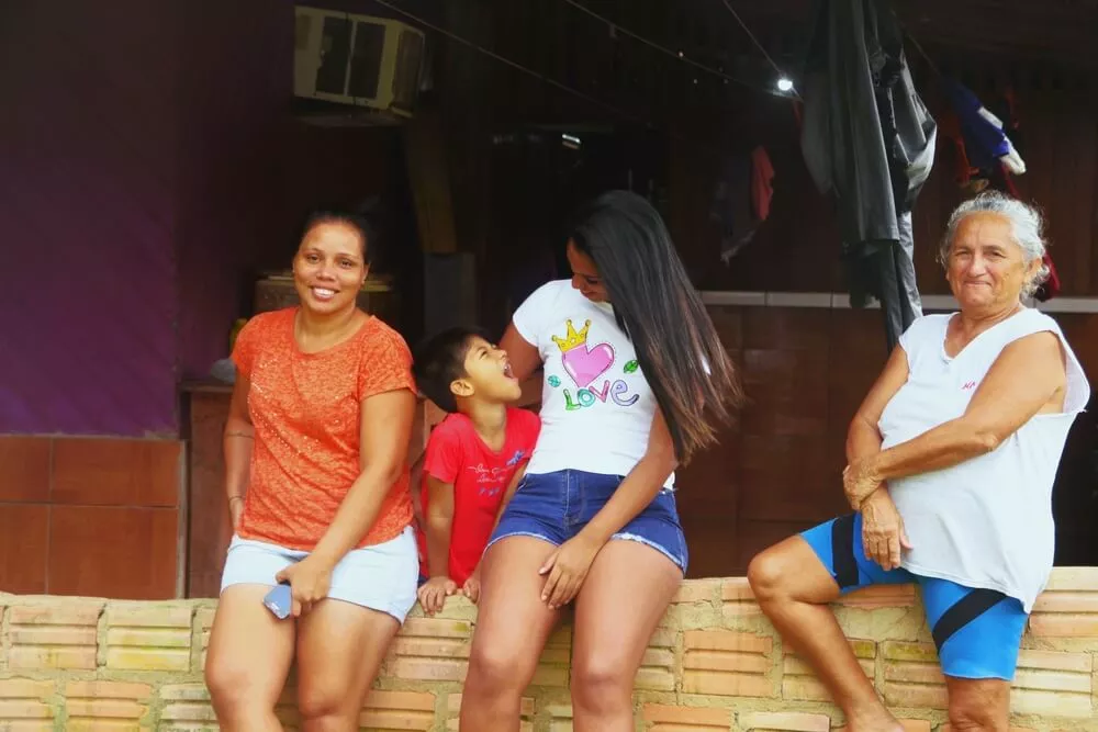 Família de extrativistas posam em frente a entrada de sua residência