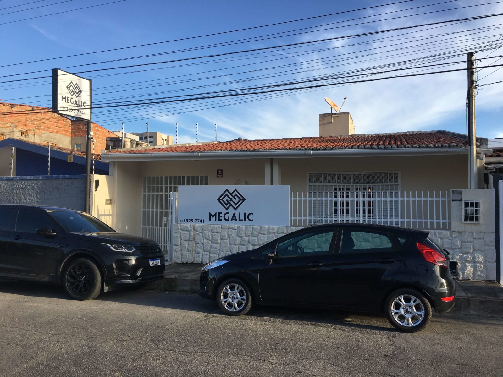 Sede da Megalic fica em residência térrea, com uma placa escrito "Megalic" pendurada na fachada