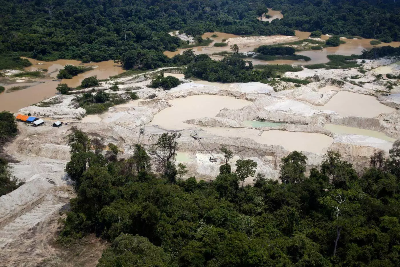 Imagem aérea mostra garimpo ilegal na APA Tapajós, em Itaituba