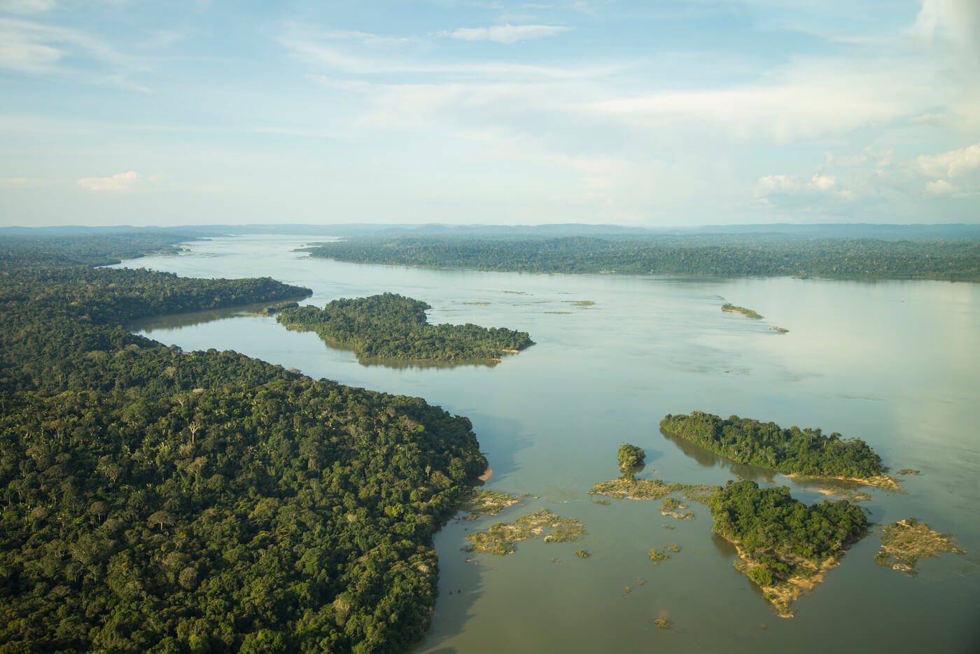 Imagem aérea mostra extensão do rio Tapajós, com pequenas áreas verdes ao redor