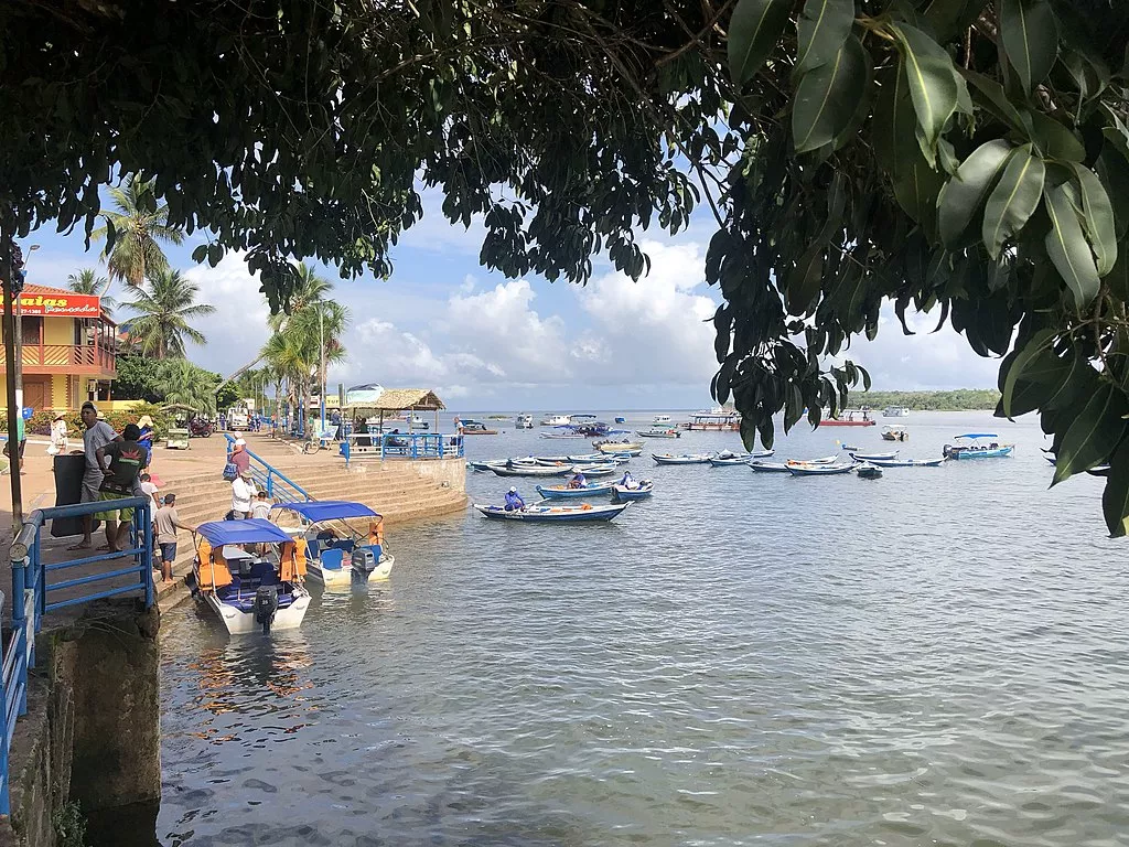 Alter do Chão, distrito turístico da cidade de Santarém (Pará) banhado pelo rio Tapajós. Na imagem é possível ver um comércio à beira do rio, assim como pequenos barcos