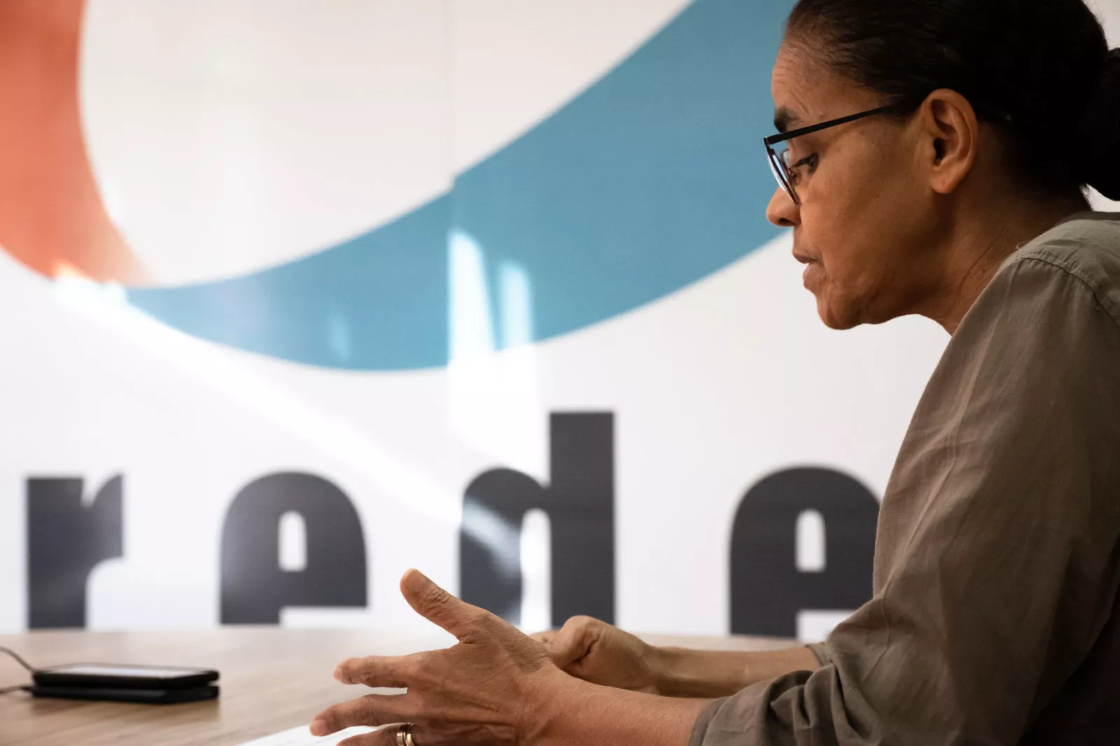 Foto mostra perfil de Marina Silva, com um banner do seu partido, Rede Sustentabilidade