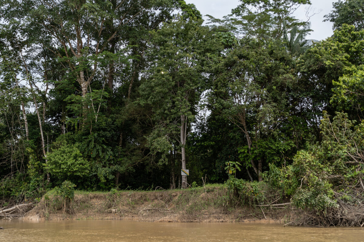 Placa da FUNAI na margem do rio Ituí que indica o início da Terra Indígena Vale do Javari