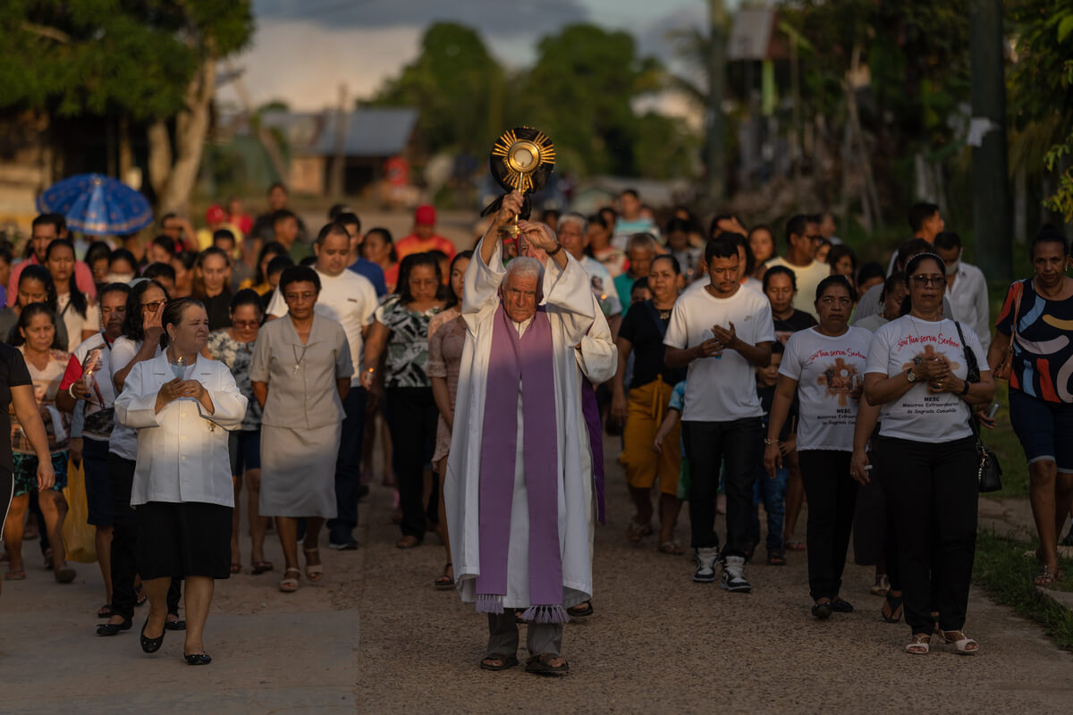 16 de junho - Padres conduziram procissão de corpus christi em Atalaia. A manifestação religiosa teve início em frente a delegacia e percorreu as principais ruas da cidade, terminando na igreja matriz – os suspeitos, que seguem presos na delegacia, ouviram tudo