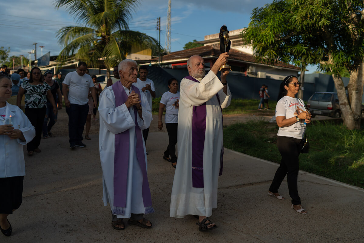 Padre Zezinho (à esquerda) e Padre Alberto (à direita) puxam procissão em Atalaia do Norte