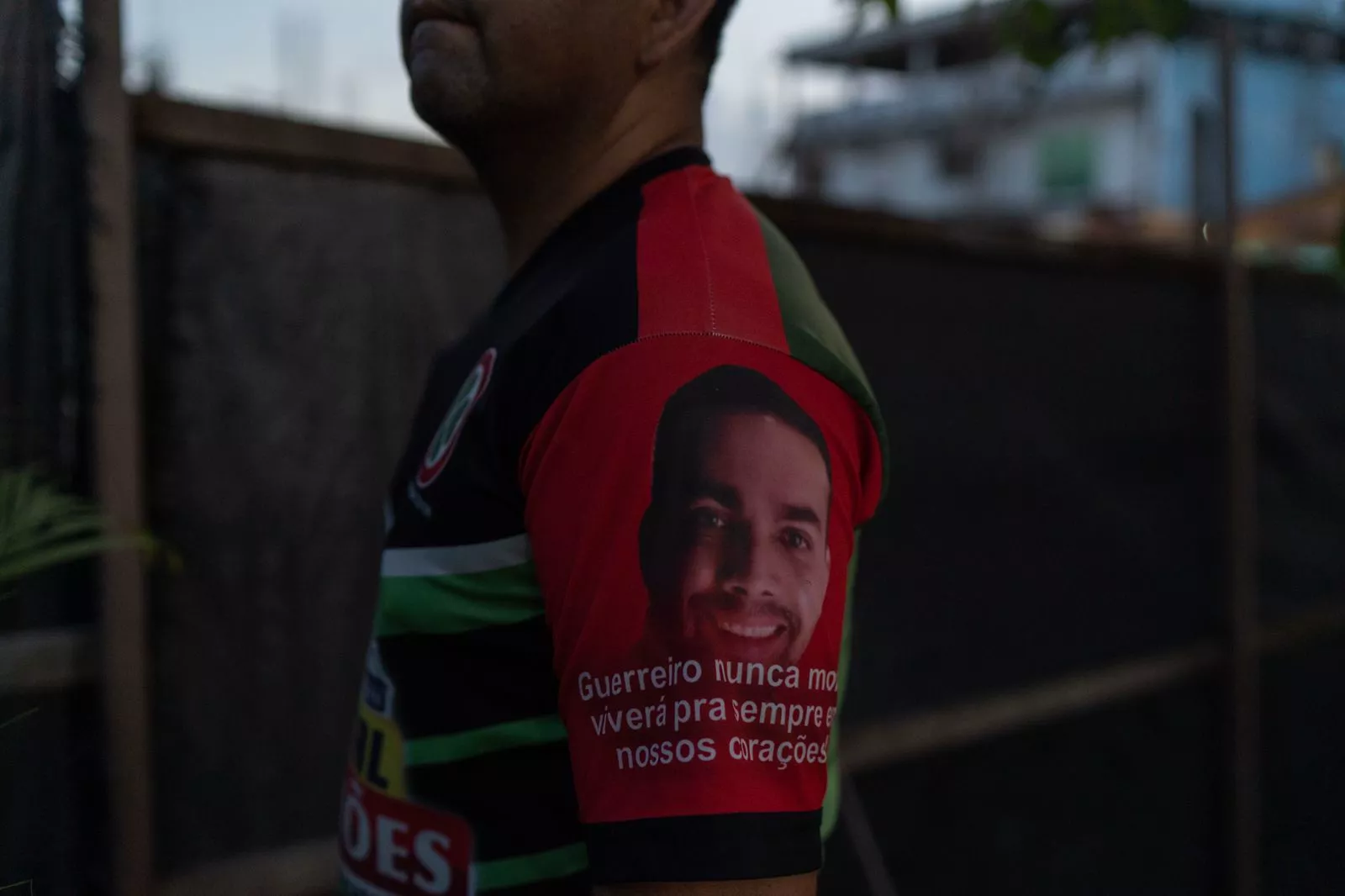 Familiar de Maxciel usa camiseta com foto do servidor da Funai, que atuava no Vale do Javari e foi assassinado em 2019