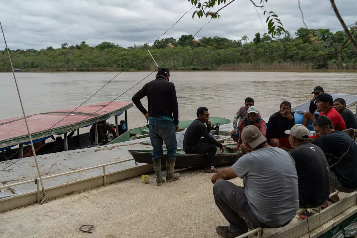 Indígenas acampados na margem do rio Ituí, próximo de onde foram encontrados os primeiros pertences de Bruno de Dom