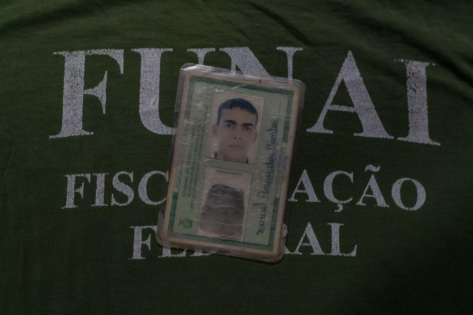 RG de Maxciel está sobre uma camiseta verde da Funai. O servidor atuava no Vale do Javari e foi assassinado em 2019