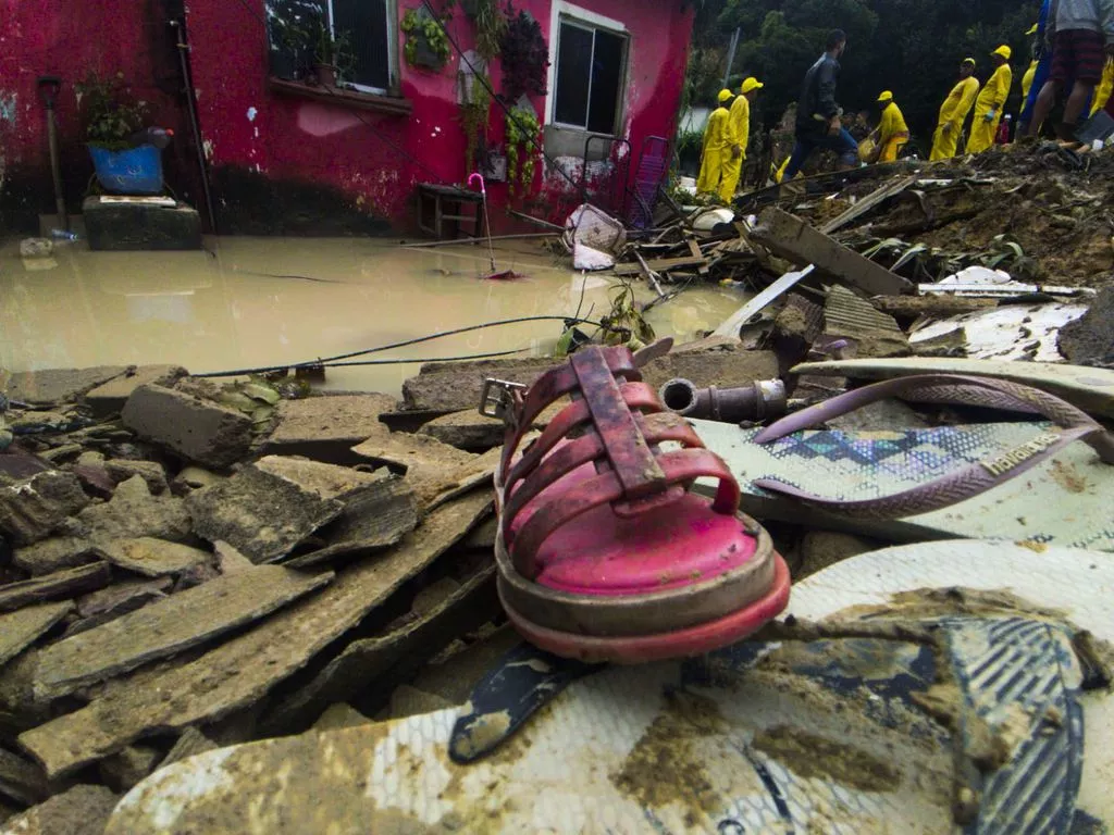 Chinelo de criança entre os entulhos do bairro de Jardim Monteverde, região limítrofe entre Recife e Jaboatão dos Guararapes, atingido pelas fortes chuvas na Região Metropolitana do Recife