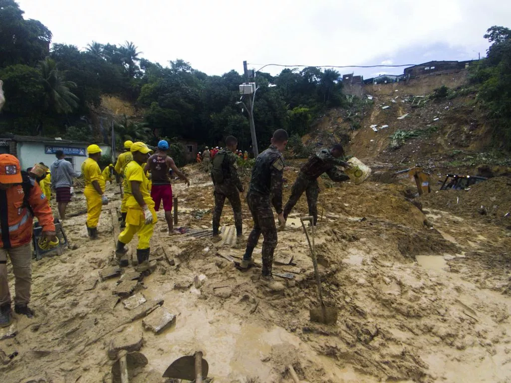 Bombeiros em bairro de Jardim Monteverde, região limítrofe entre Recife e Jaboatão dos Guararapes, atingido pelas fortes chuvas na Região Metropolitana do Recife