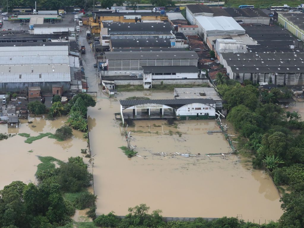 Sobrevoo de áreas afetadas pela chuva em Recife