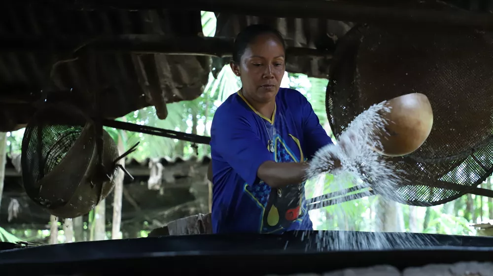 Florinda preparando farinha de tapioca