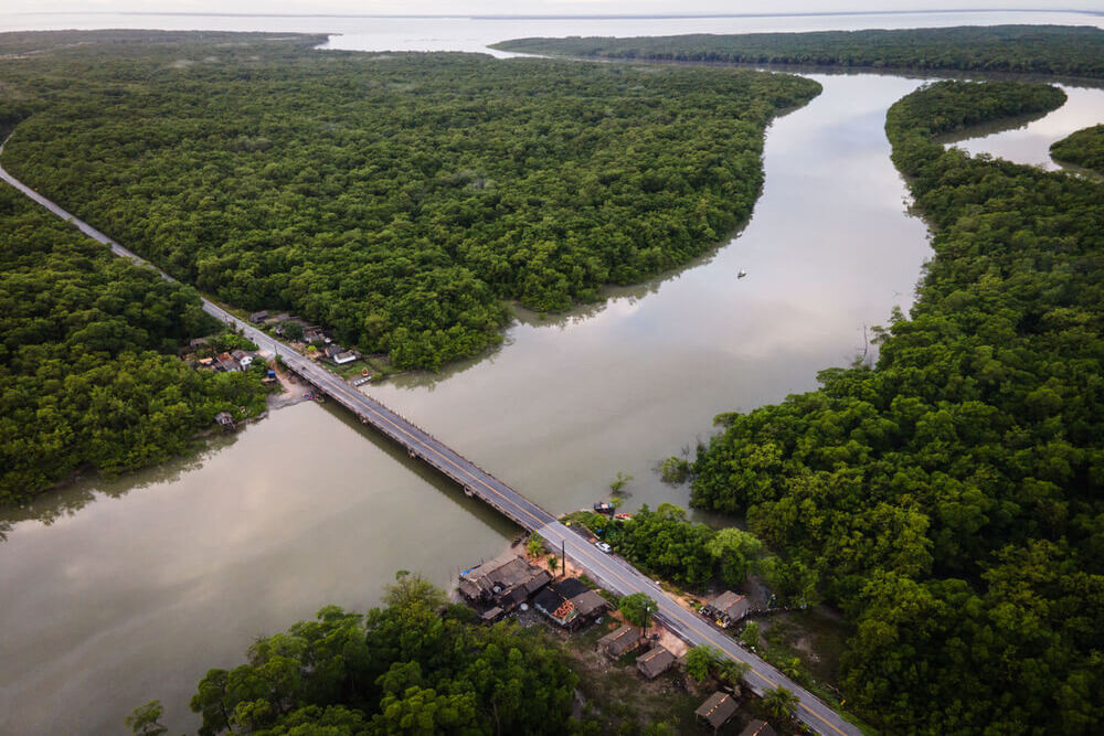 A pesca é uma atividade central na região Amazônica, impactando moradores e o meio ambiente