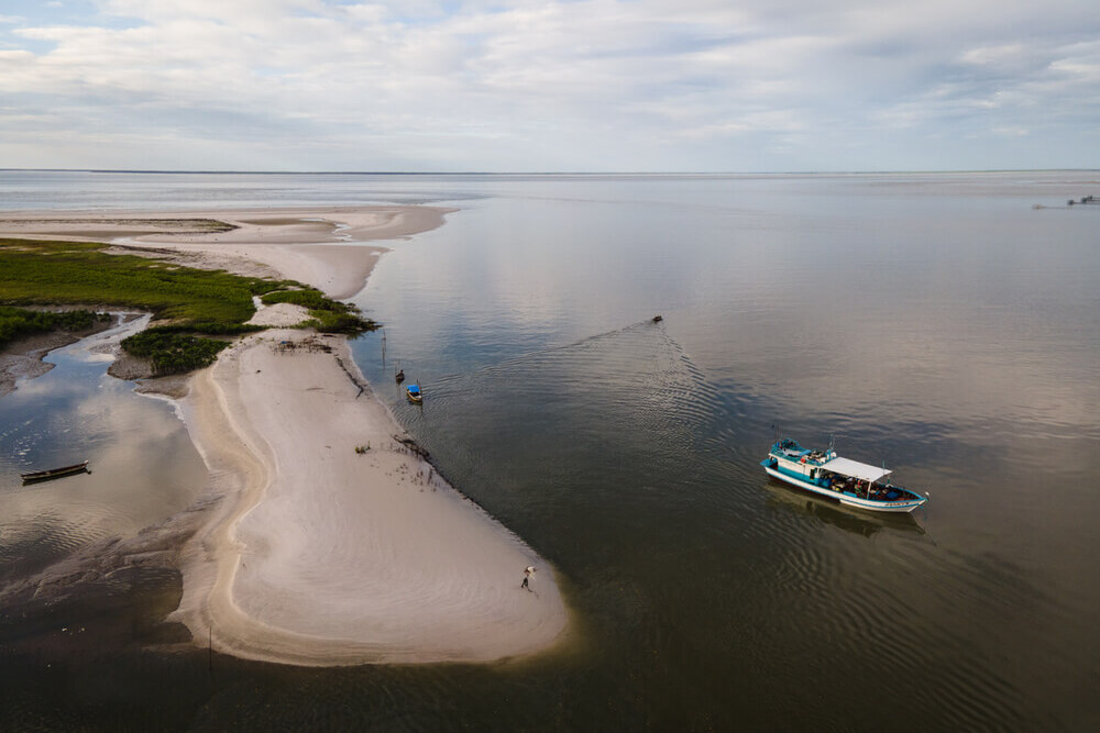 A pesca é uma atividade central na região Amazônica, impactando moradores e o meio ambiente