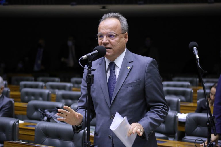 Deputado Samuel Moreira fala ao microfone