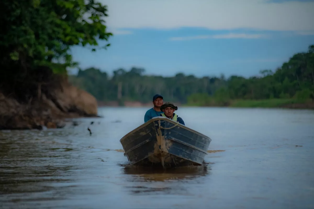 Indígenas da Univaja no rio Itaquaí