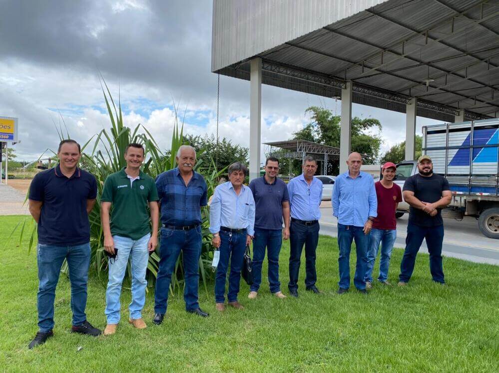 Nove homens brancos sorriem para a foto