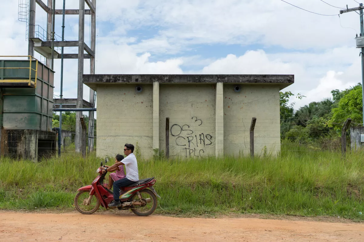 Pixação "Os Crias" indica presença de facções no bairro indígena Filadélfia