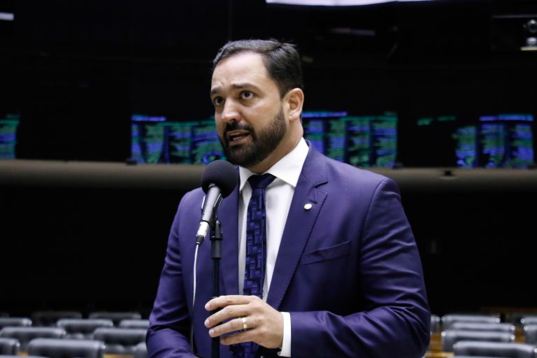 Deputado Diego Andrade discursa no Plenário da Câmara