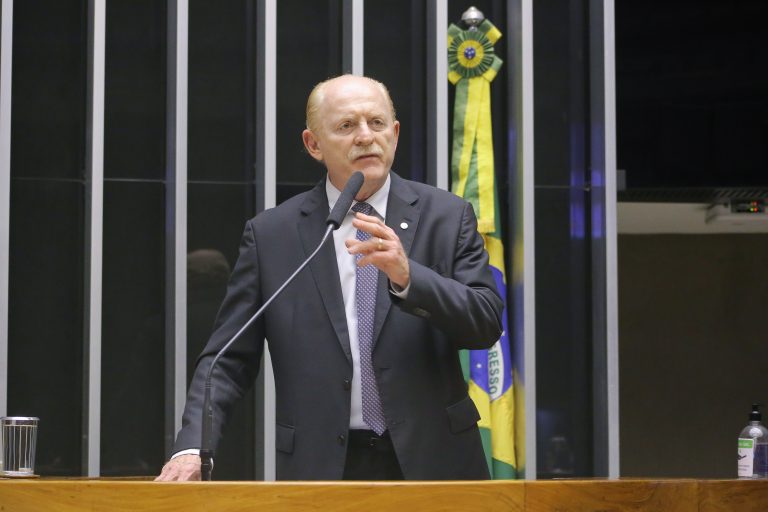 Deputado Vermelho discursa no Plenário da Câmara. Ele é um homem branco, tem cabelo e bigodes claros e usa um terno cinza