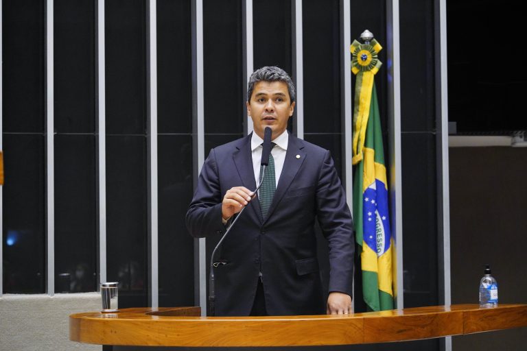 Deputado Diego Garcia discursa no Plenário da Câmara