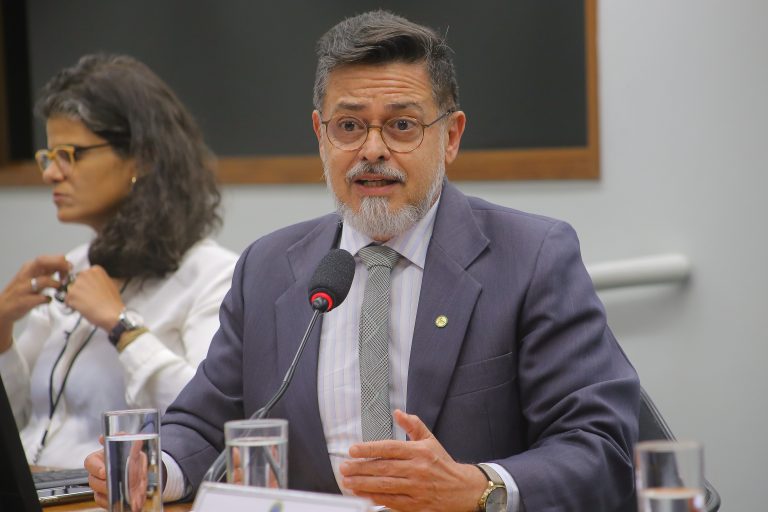 Deputado Eduardo Barbosa fala ao microfone