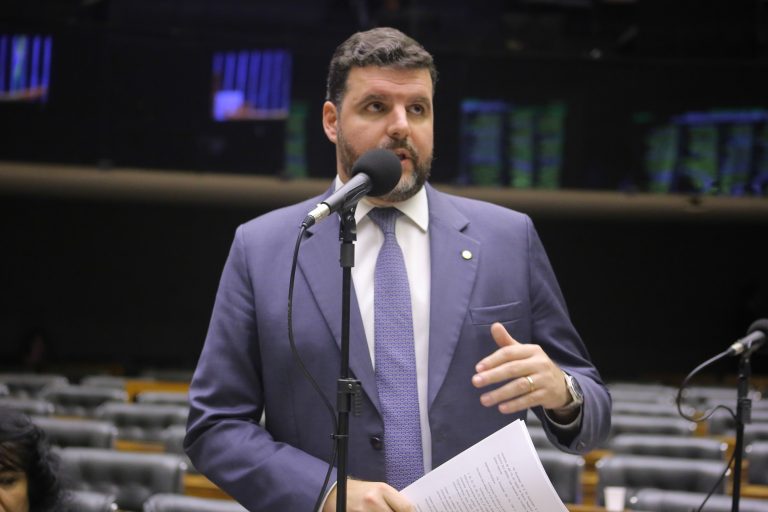 Deputado Pedro Lupion fala ao microfone